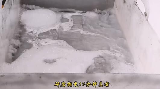 正在CNC機(jī)加工新能源鋁板拋光清洗去刀紋 正在CNC機(jī)加工新能源鋁板拋光清洗去刀紋